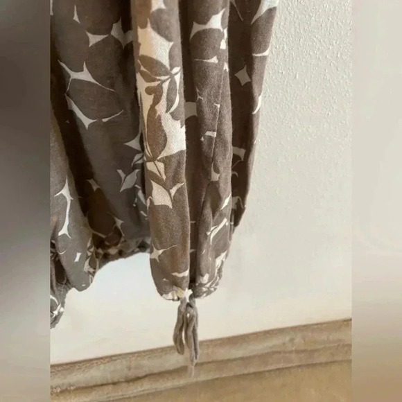 Old Navy size small tan and‎ white floral short sleeve blouse​ - Picture 3 of 4